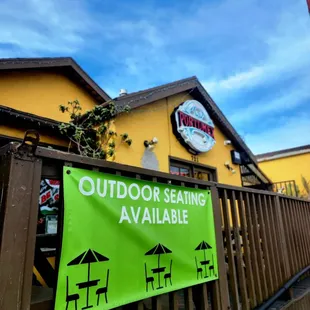 a sign for outdoor seating available