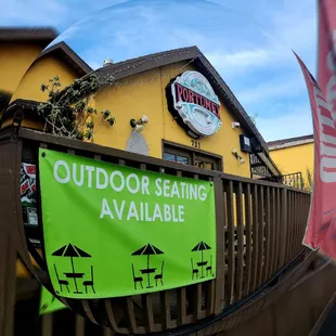 a sign for outdoor seating available