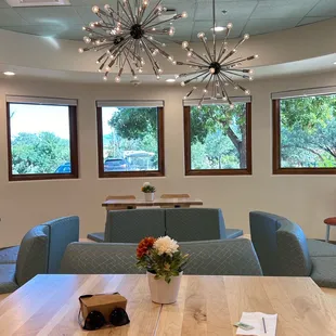 Almondmilk latte and two breakfast muffins to go, please!