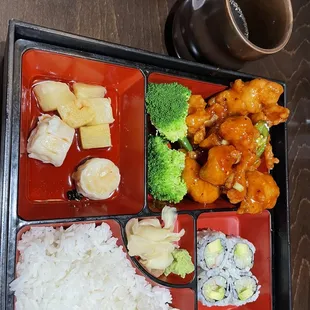 Lunch General Tso&apos;s Chicken Bento