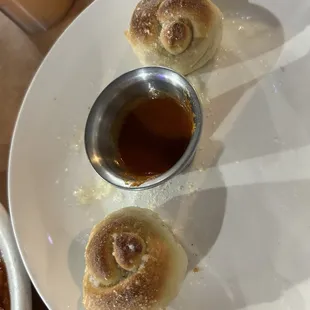 Garlic knots with the freshest tomato sauce