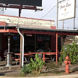 the outside of a restaurant