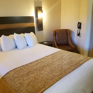Executive Lodge - Room with Queen Bed