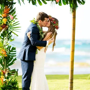 Those arch flowers though!