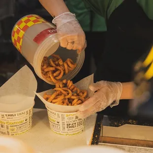 Giga Loopy in cheddar