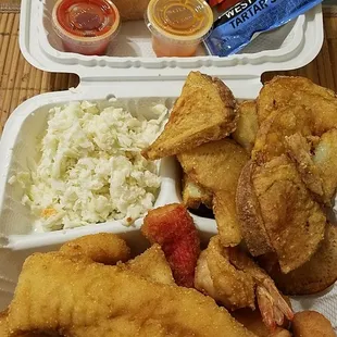 Fish Combination (Whiting, Scallops, Shrimp, Crabstick) and everything was #goot (minus the Coleslaw)!! #Dinner #GootEats