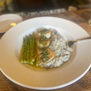 Mushroom risotto with scallops and asparagus.  In the words of JJ Walker &quot;Dye-no-MITE!!&quot; Yaooooooowwwww!