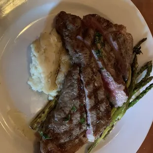 12 oz kc strip steak with mashed potatoes and asparagus