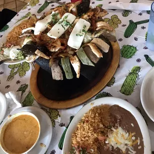 "Fajitas Molcalete" and chile con queso
