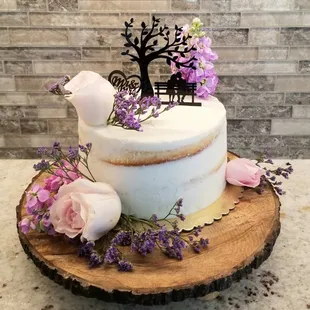 Semi-naked wedding cake for an untimate micro-wedding.