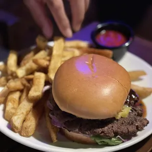 Pounders Burger: roasted pineapple, baby arugula, kalbi sauce &amp; seasoned fries