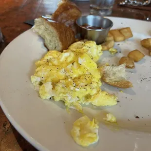 a plate of breakfast food