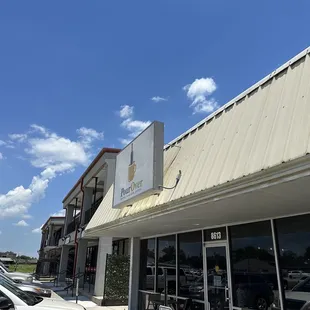 the outside of a coffeehouse