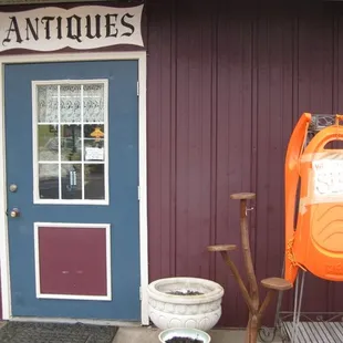 The sign on the sled is supposed to say &quot;we sell sleds&quot;.