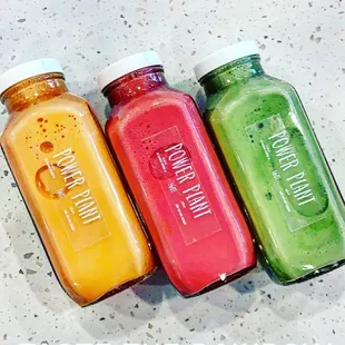 Vitali-C : carrot, orange, pineapple, lemon, turmeric Start-Up : beet, pineapple, carrot, lemon, ginger Kalemonade: kale, apple, cucumber,