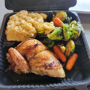 Quarter white meat chicken with their amazing Mac n cheese and veggies!