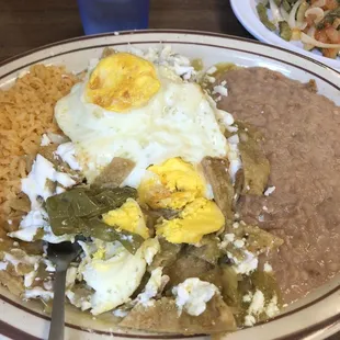 Chilaquiles Verdes con Huevo, arroz, frijoles