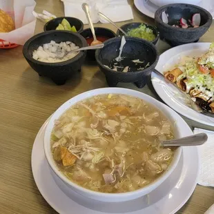 Pozole grande surtido &amp; flautas mixtas