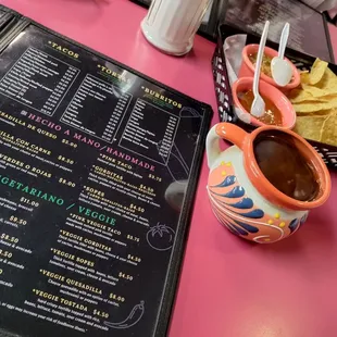 Un rico café con leche, mientras esperemos por nuestras ricas quesadillas