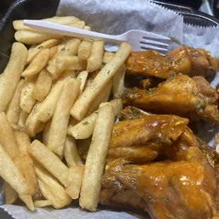 Buffalo Wings with fries