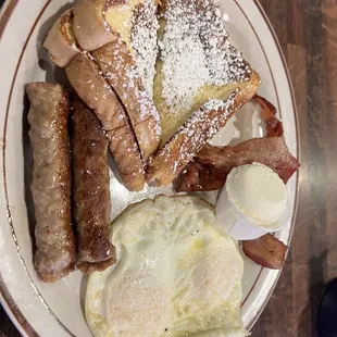 a plate of breakfast foods