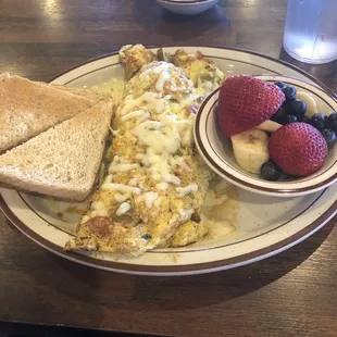 Fiesta pepper omelette with wheat toast and fresh fruit bowl
