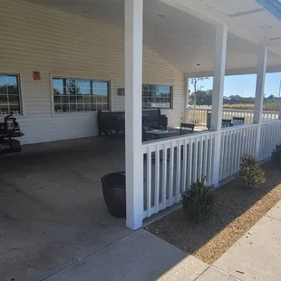 got a porch if you want to sit outside and eat no smoking allowed though. But they do come out and bring your grub to you if you want