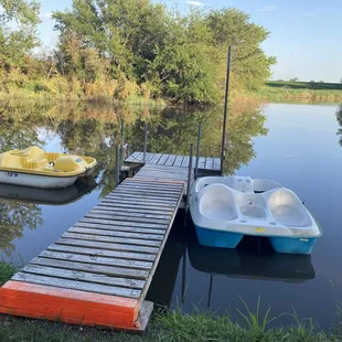Yes! The peddle boats are FREE to use on this beautiful lake/pond