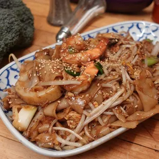 a plate of noodles and broccoli
