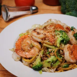 a plate of shrimp and broccoli