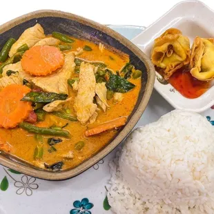 Lunch special panang curry with crab rangoon