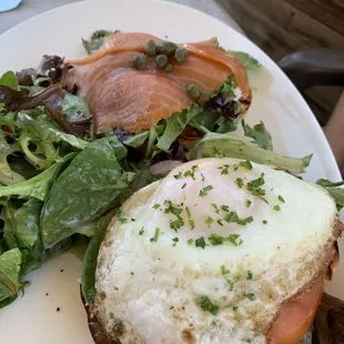 New Yorker - bagel with smoked salmon, friend eggs and a side salad