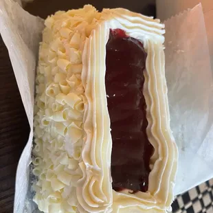 Bar-White chocolate icing with raspberry filling
