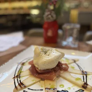 La burrata estaba deliciosa y la presentación perfecta, la combinación con las peras era realmente perfecta!