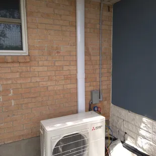 Nice line set cover to make the installation look precise.  Great job team!!