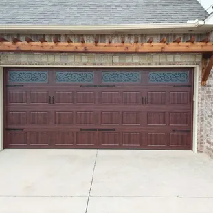 SHORT PANEL BEAD BOARD WITH DECORATIVE GLASS