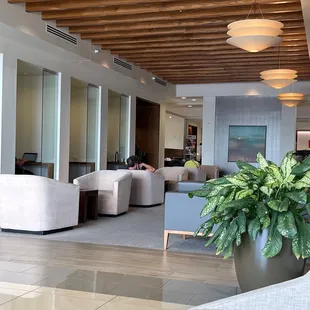 Lounge with workspaces on the side