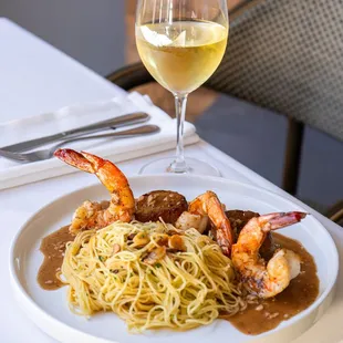 Chef&apos;s Classic Scampi with shrimp and scallops