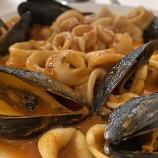 a plate of pasta and clams