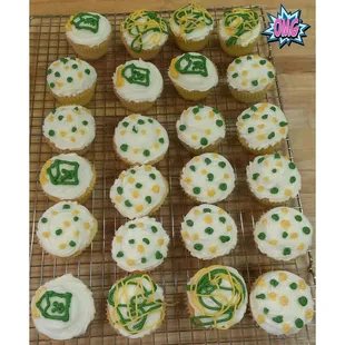 Cupcakes in Ravenscroft school colors