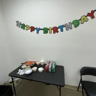Came with 2 trays of salad, 16 canned drinks and tubs of  their ranch and Smokey ranch