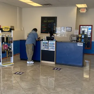 Tierra Este location customer help desk.