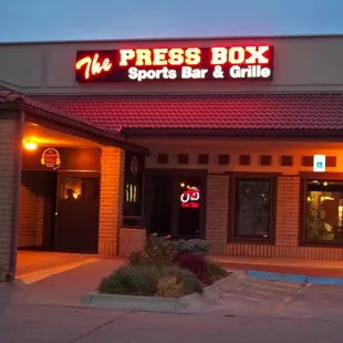 Great Food and drink Specials!  Happy Hour 4-6 and 10-close everyday.