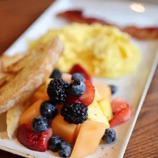 a plate of breakfast foods