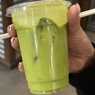 Avocado mango smoothie w/ chunks of avocado &amp; spinach leaves not blended
