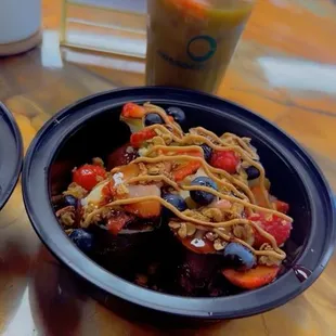 Acai bowl and "pressed way" juice