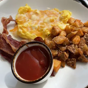 Eggs with cheese, bacon and potatoes