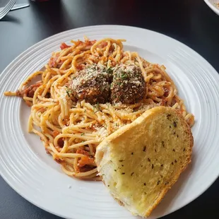 Spaghetti and meatballs with garlic bread