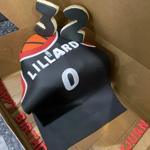 ows a cake in a box