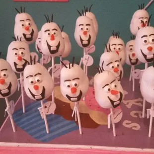 a bunch of cake pops decorated like snowmen